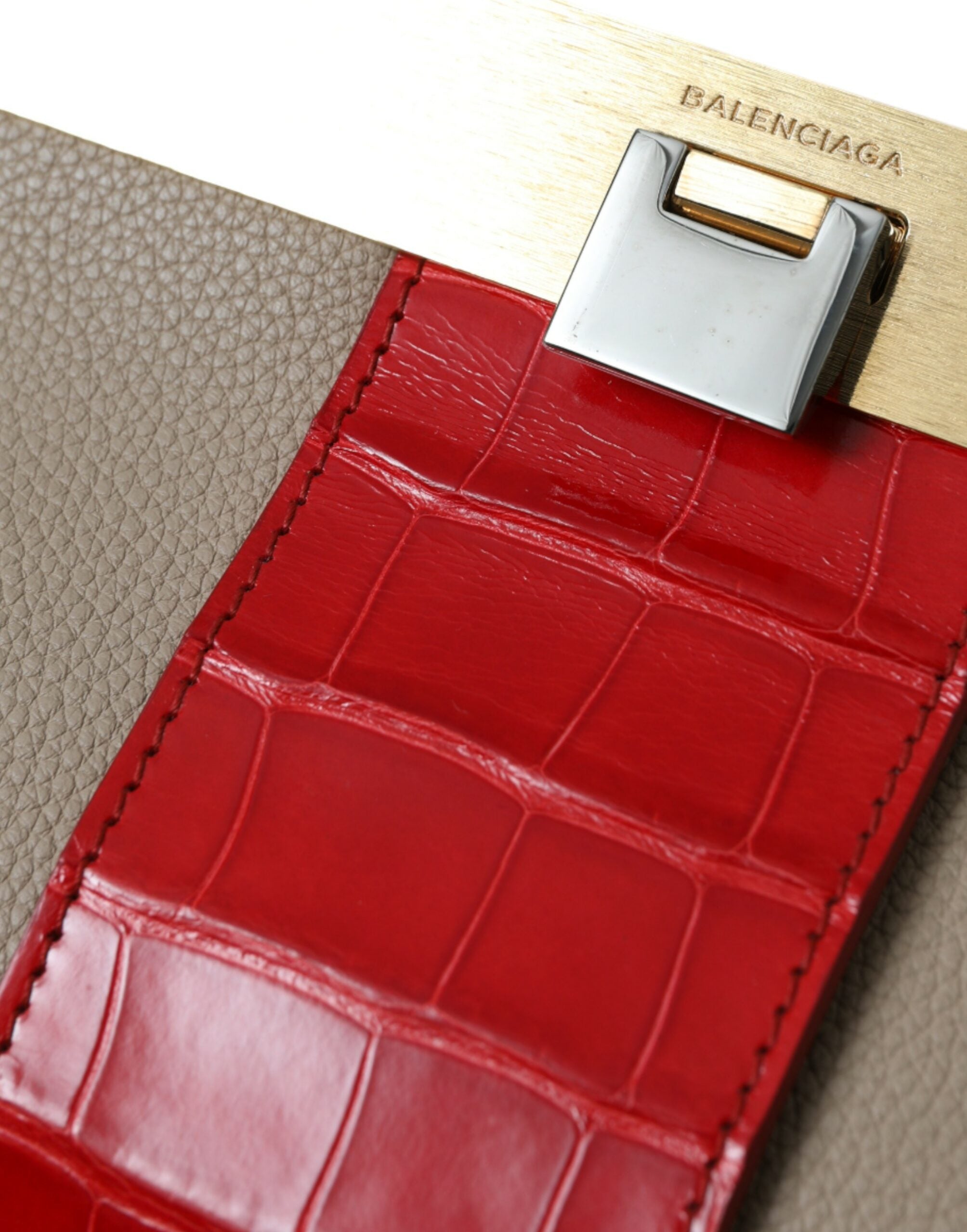 Clutch Balenciaga de piel exótica en dos tonos