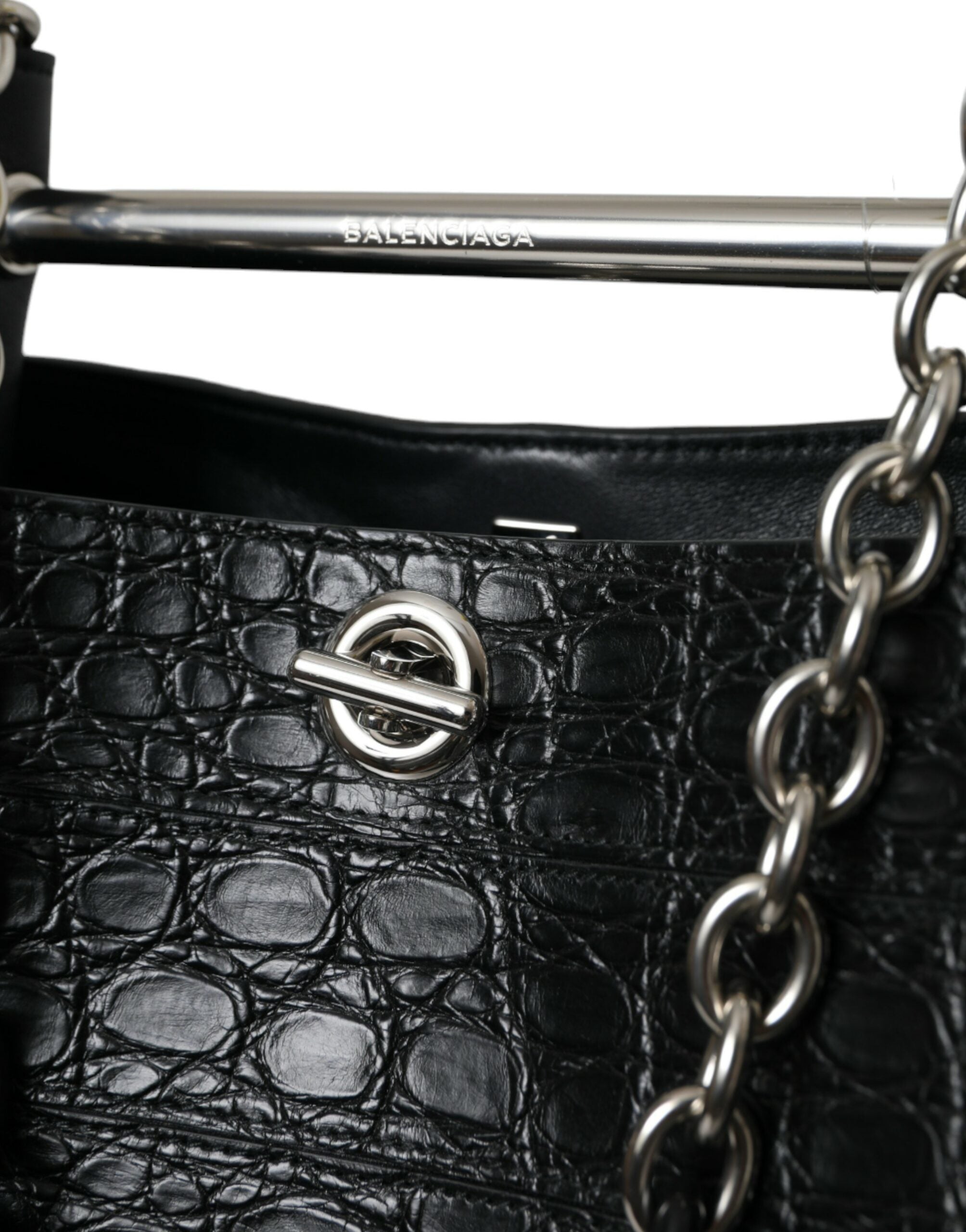 Bolso maxi tipo cubo elegante de piel de cocodrilo negra de Balenciaga
