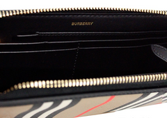Cartera continental Burberry Ellerby de lona con rayas icónicas de cuero negro y cremallera alrededor