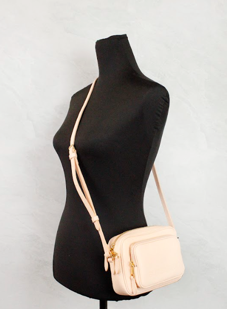 Bolso bandolera pequeño para cámara de piel granulada en color rosa melocotón de la marca Burberry