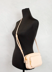 Bolso bandolera pequeño para cámara de piel granulada en color rosa melocotón de la marca Burberry
