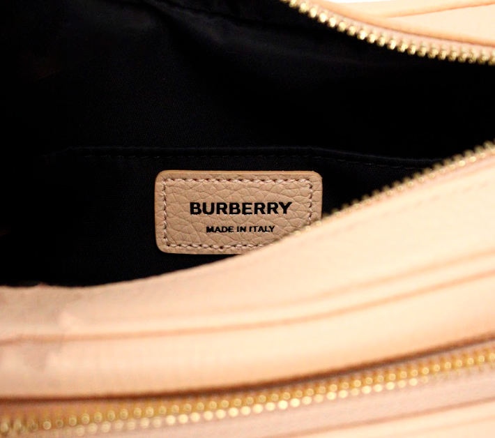 Bolso bandolera pequeño para cámara de piel granulada en color rosa melocotón de la marca Burberry