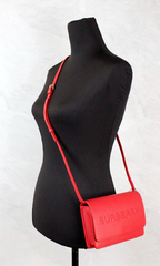 Bolso bandolera pequeño de piel lisa con logotipo grabado en rojo Hampshire de Burberry