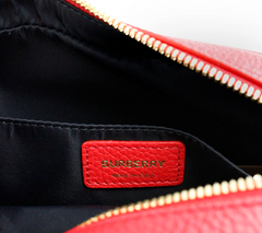 Bolso bandolera pequeño para cámara de piel granulada en rojo brillante de la marca Burberry