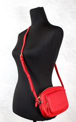 Bolso bandolera pequeño para cámara de piel granulada en rojo brillante de la marca Burberry