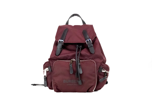 Mochila Burberry mediana de nailon Econyl color burdeos con cordón ajustable