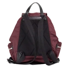 Mochila Burberry mediana de nailon Econyl color burdeos con cordón ajustable