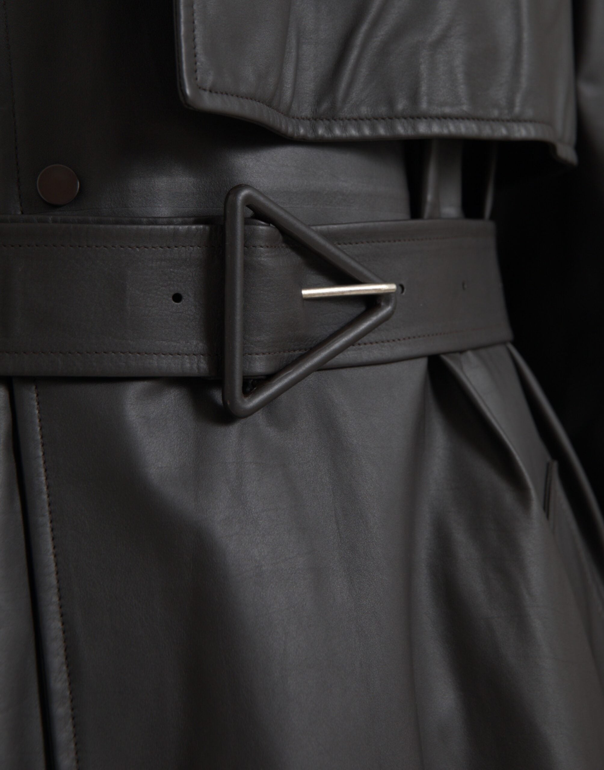 Chaqueta impermeable de cuero negro mate de Bottega Veneta
