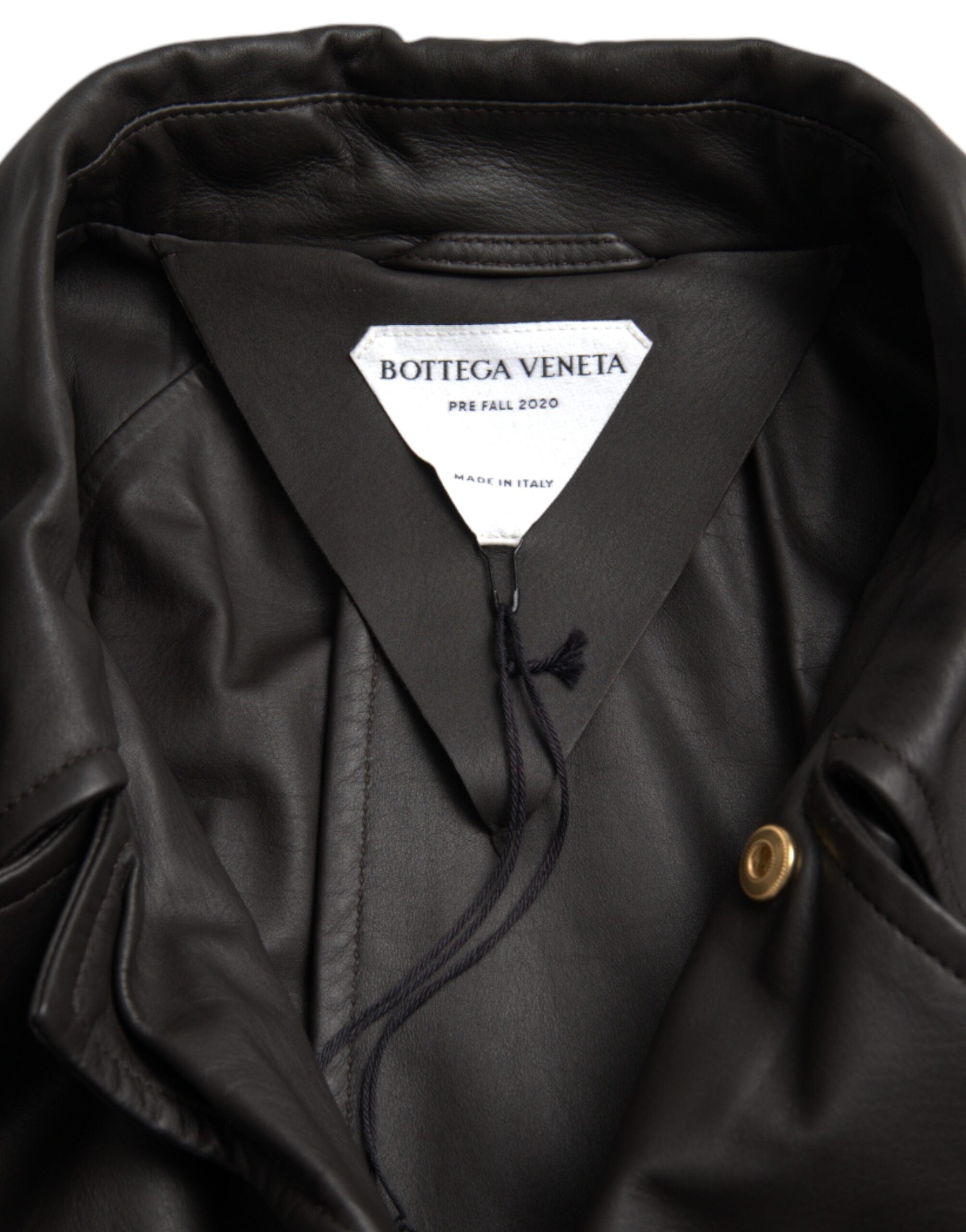 Chaqueta impermeable de cuero negro mate de Bottega Veneta