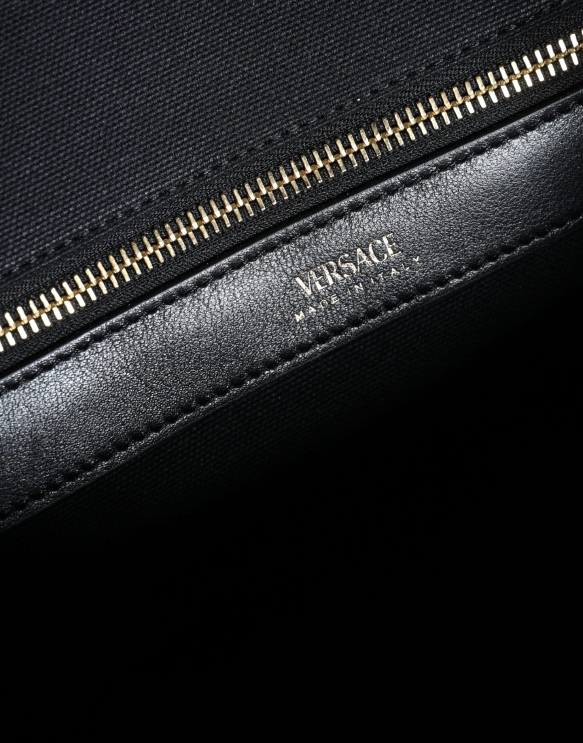 Bolso tote cruzado Versace de lona y cuero con asa superior en color negro y logotipo