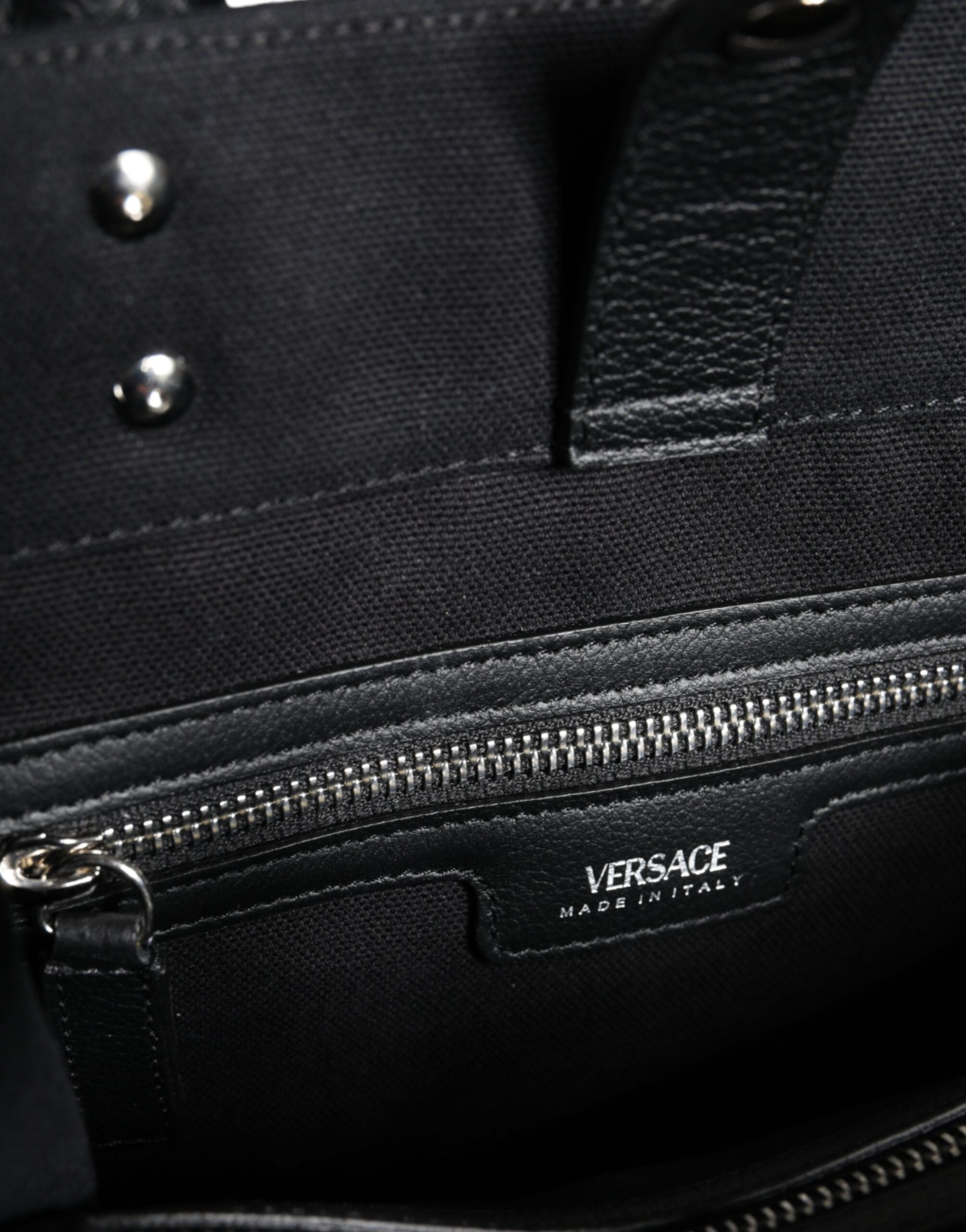 Bolso tote cruzado Versace de lona y cuero con asa superior en color negro y logotipo