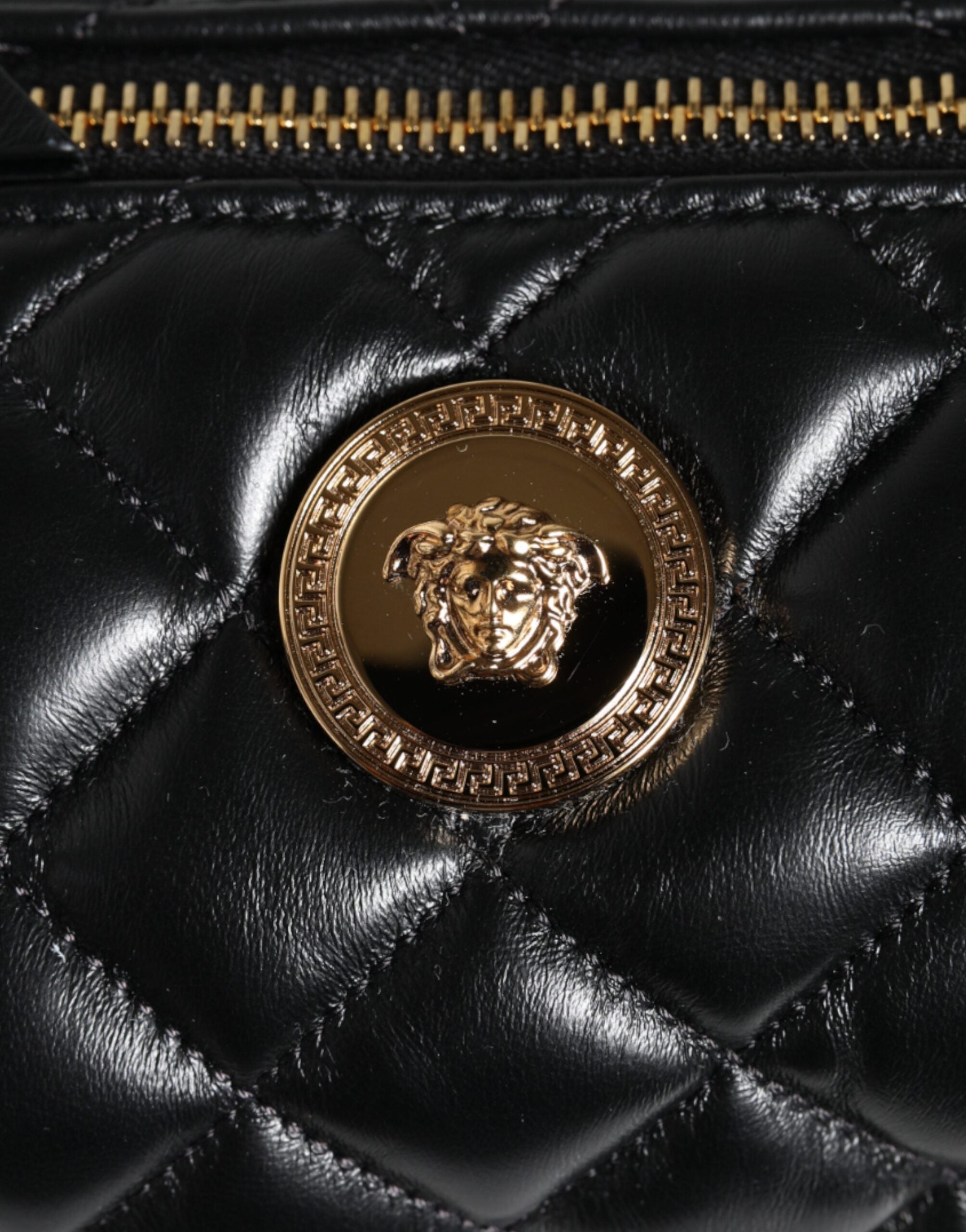 Bolso bandolera Versace mini de piel de cordero acolchada en negro
