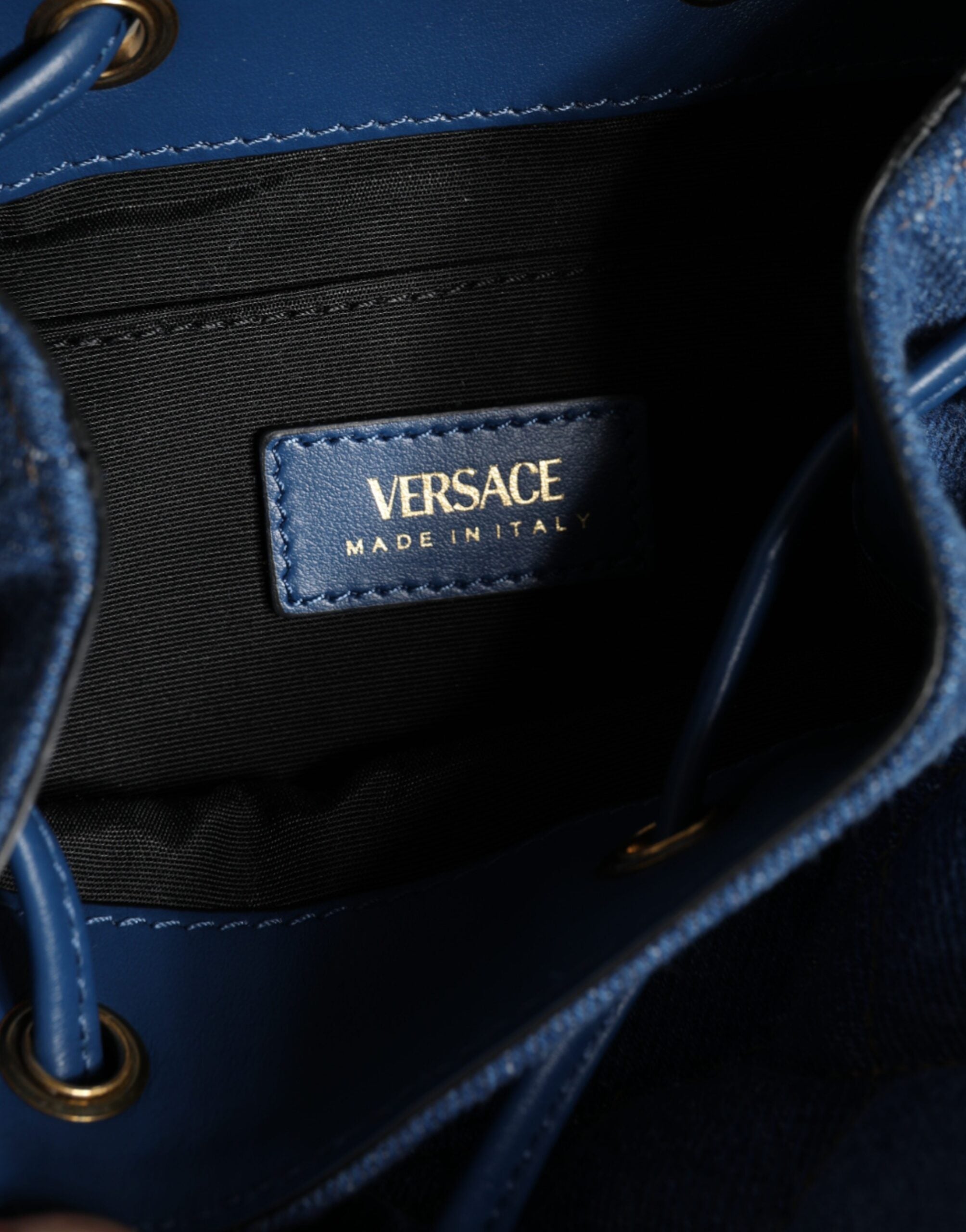 Bolso bandolera de piel vaquera acolchada azul de Versace