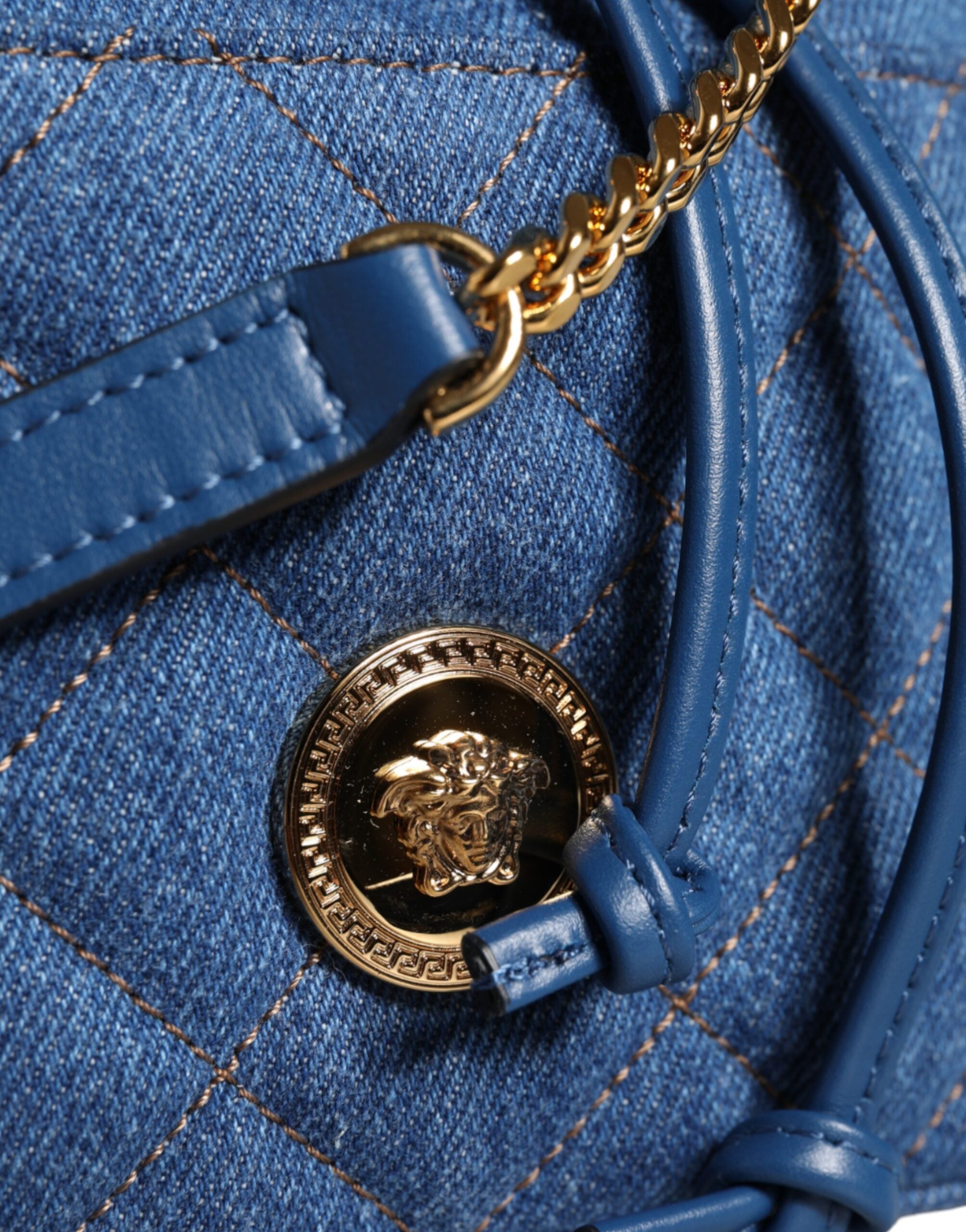 Bolso bandolera de piel vaquera acolchada azul de Versace