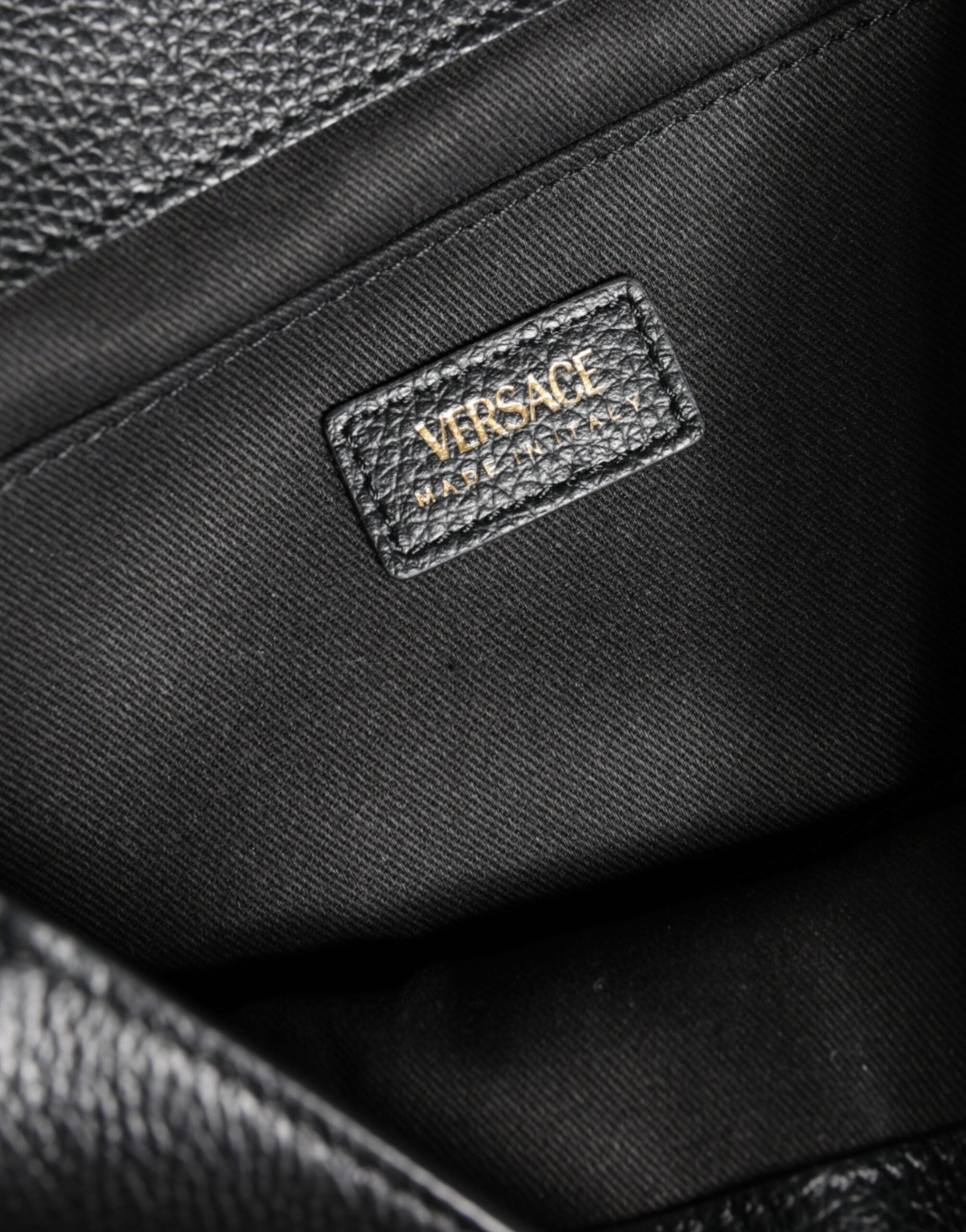 Bolso bandolera Versace de piel de becerro granulada con asa superior en color negro
