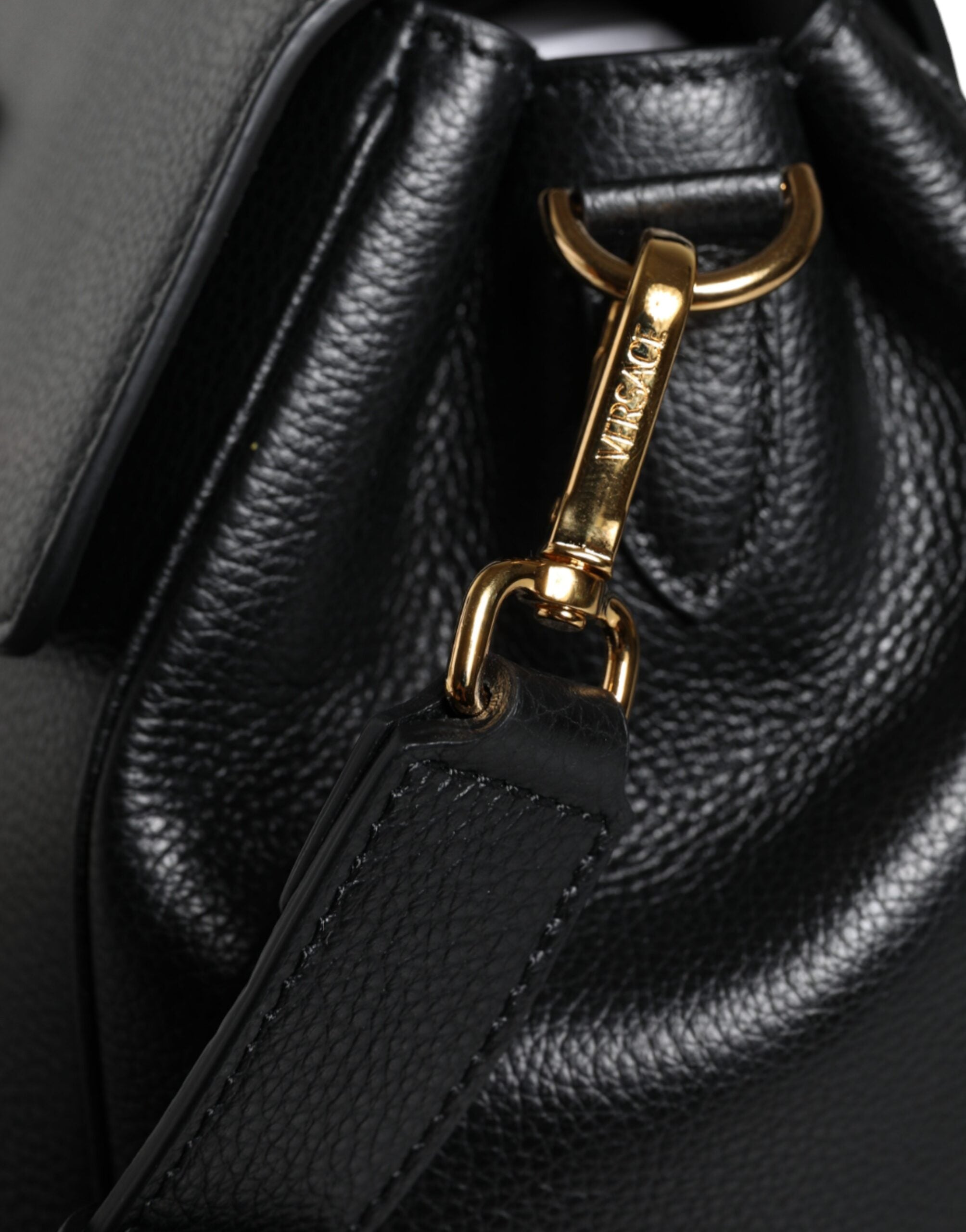 Bolso bandolera Versace de piel de becerro granulada con asa superior en color negro