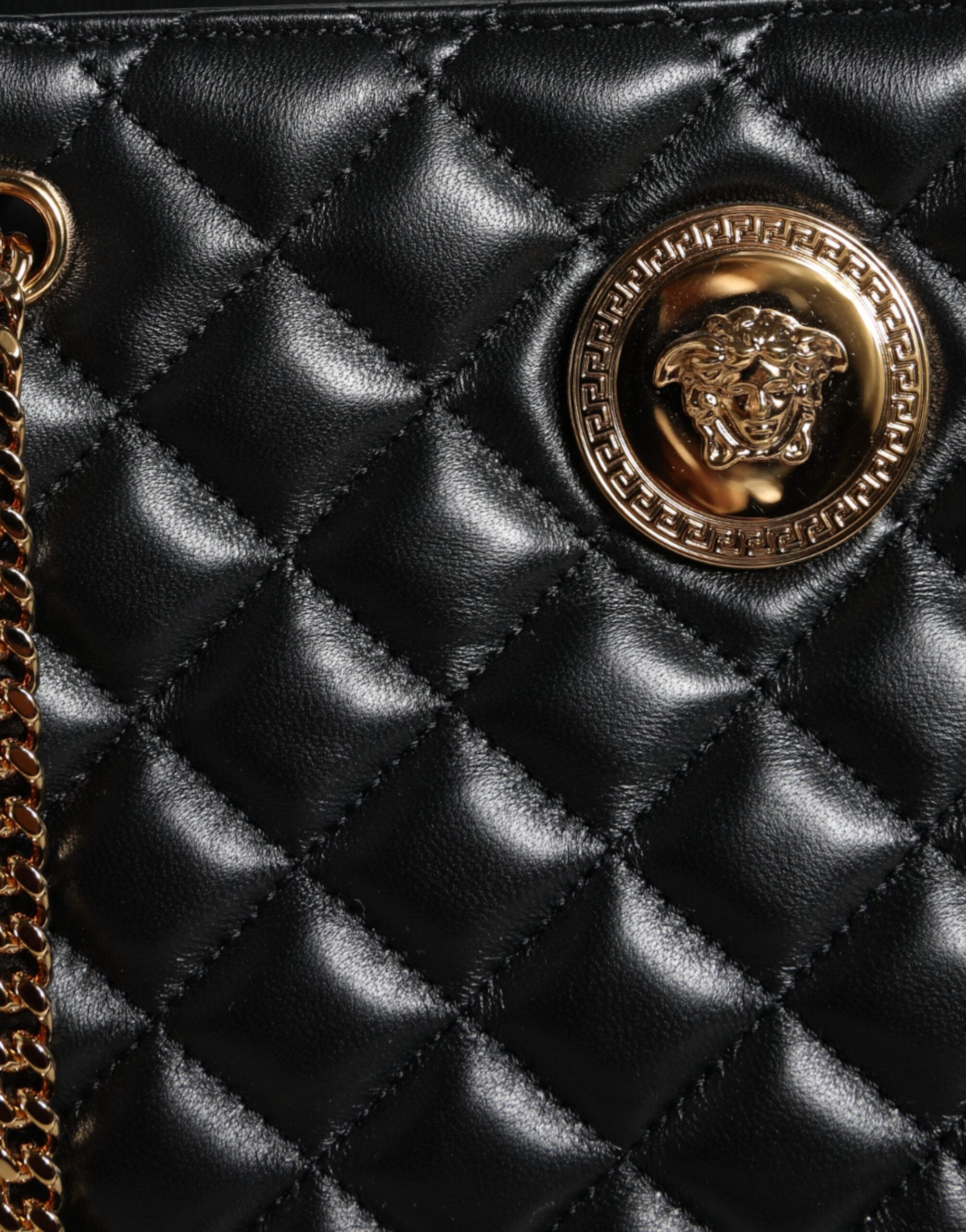 Bolso Versace de piel napa acolchada negra con correa de cadena para el hombro