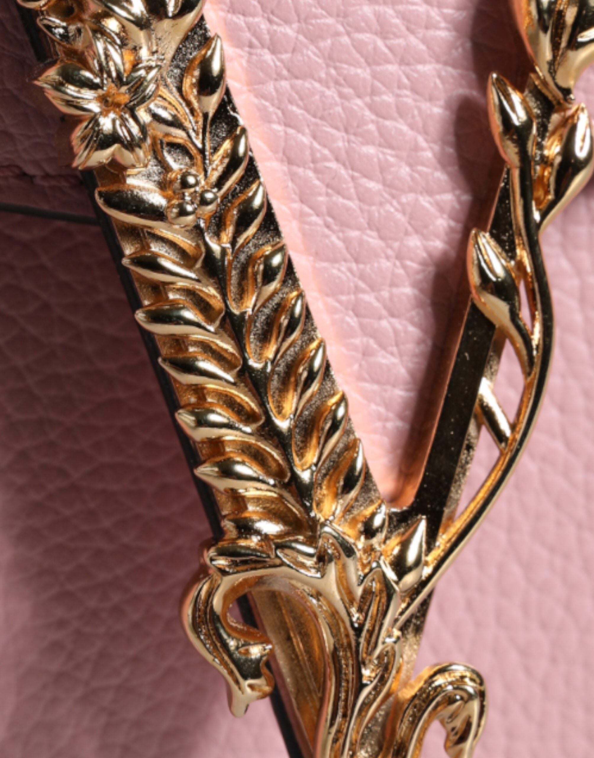 Bolso bandolera Versace de piel de becerro granulada rosa con logotipo