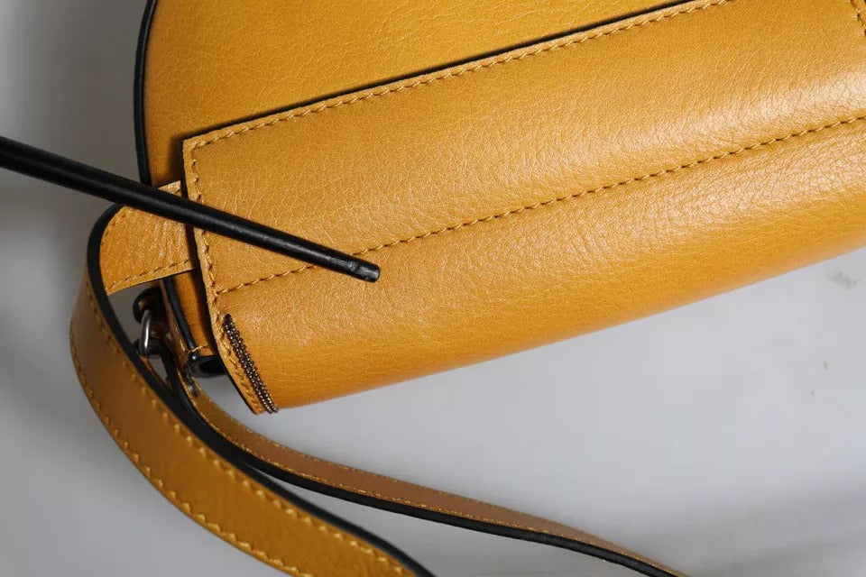 Bolso bandolera Brunello Cucinelli de piel marrón claro con logotipo y correa para la cintura