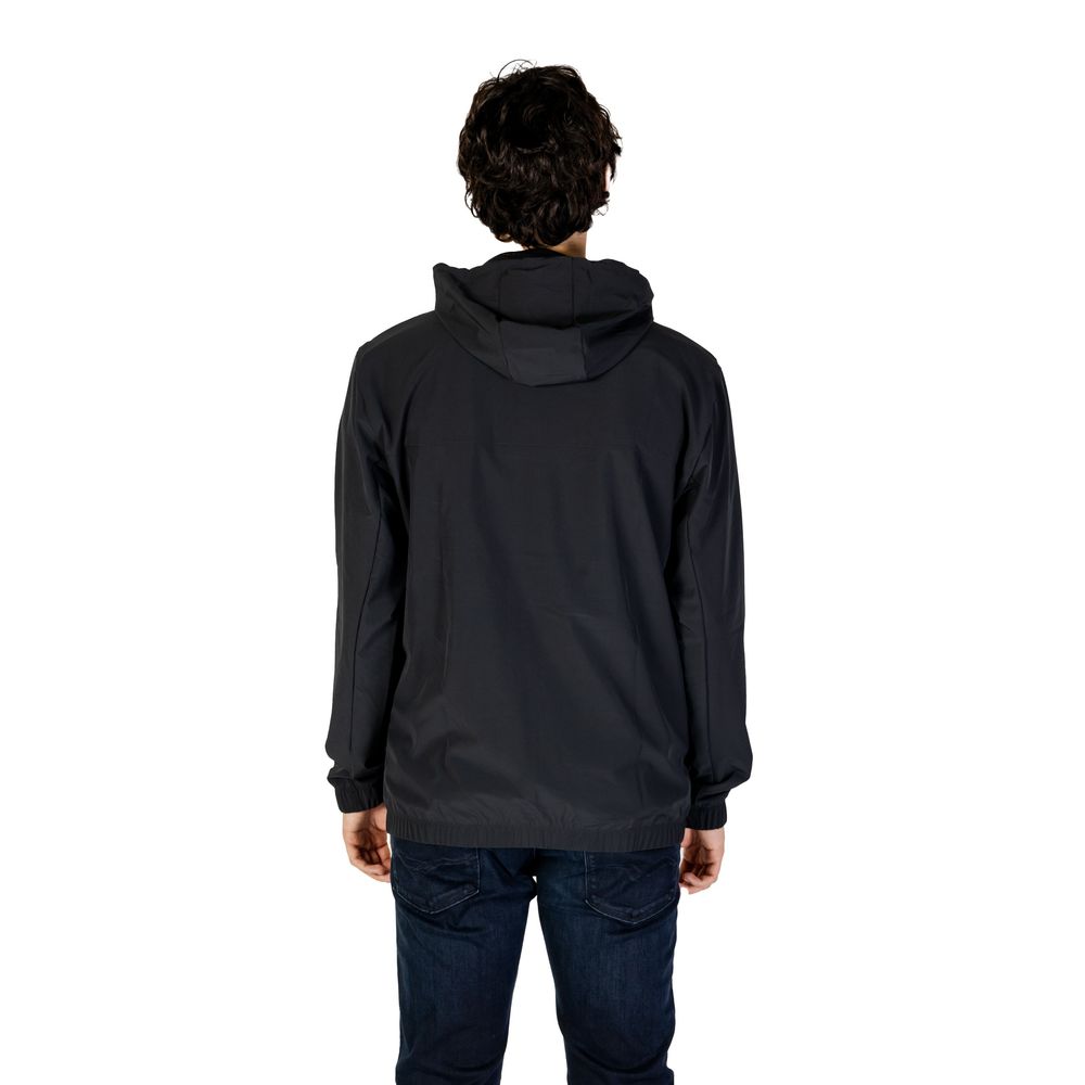 Chaqueta de poliéster reciclado negra de New Balance