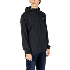 Chaqueta de poliéster reciclado negra de New Balance