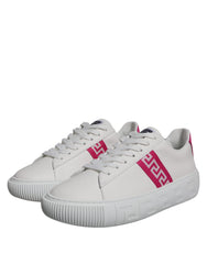 Zapatillas Versace de caña baja con plataforma y estampado de Greca en blanco y rosa