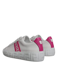 Zapatillas Versace de caña baja con plataforma y estampado de Greca en blanco y rosa