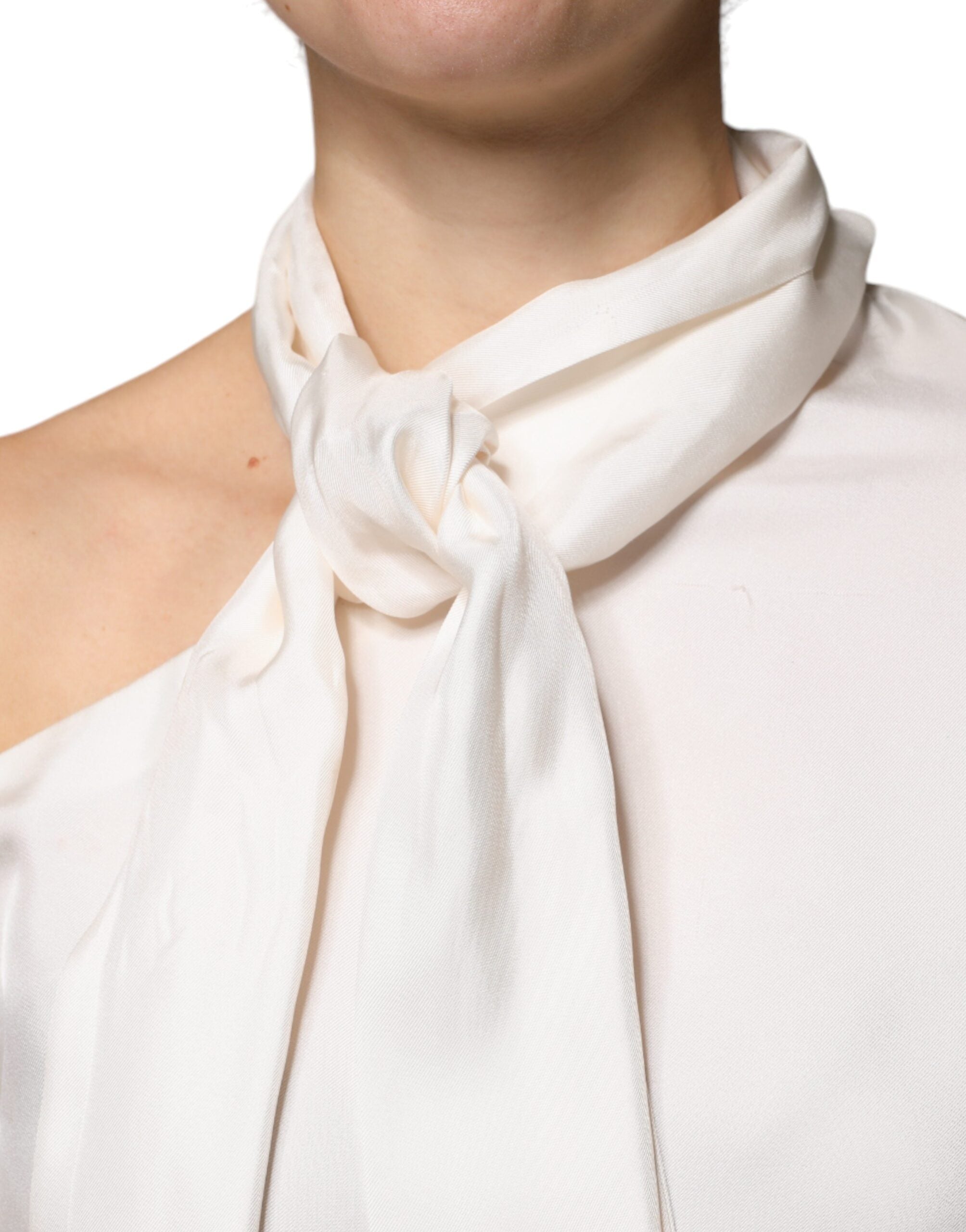 Blusa de manga larga con cuello Ascot de seda beige de Brunello Cucinelli
