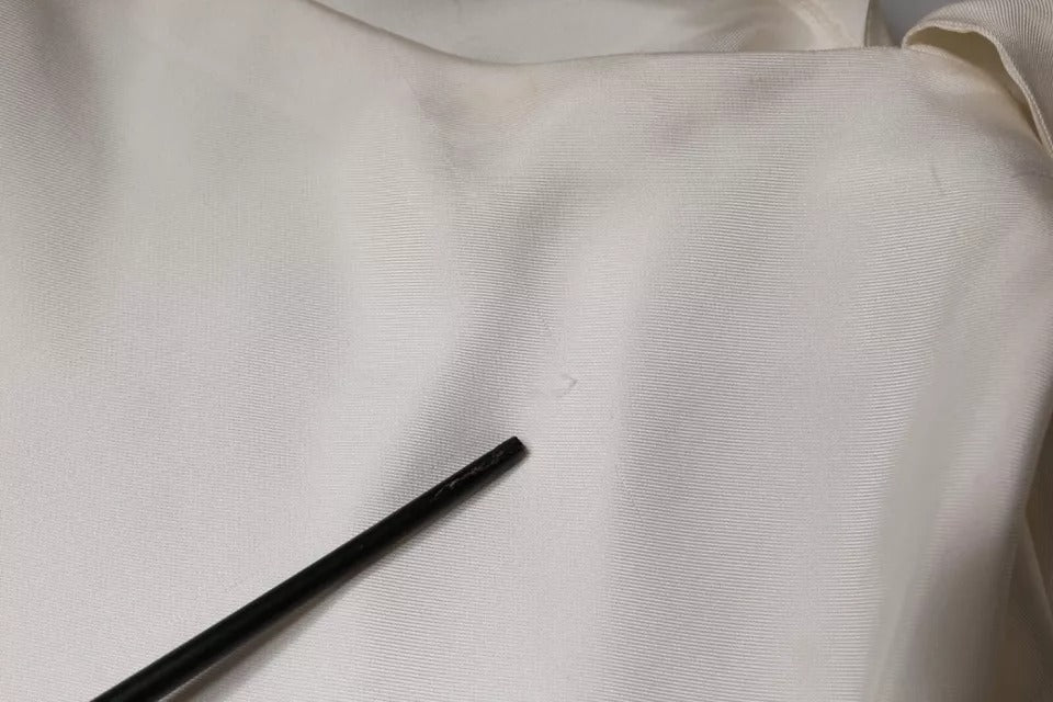 Blusa de manga larga con cuello Ascot de seda beige de Brunello Cucinelli