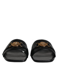 Sandalias planas Versace de cuero negro con placa del logotipo