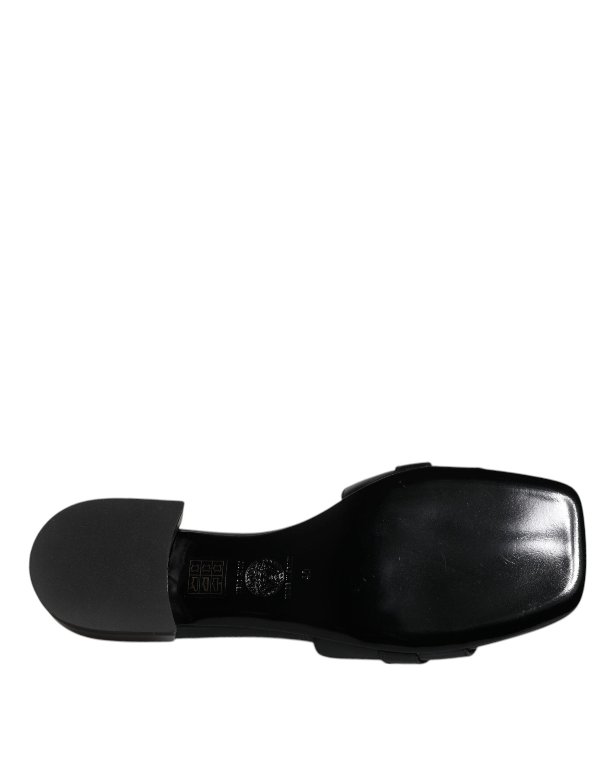Sandalias planas Versace de cuero negro con placa del logotipo