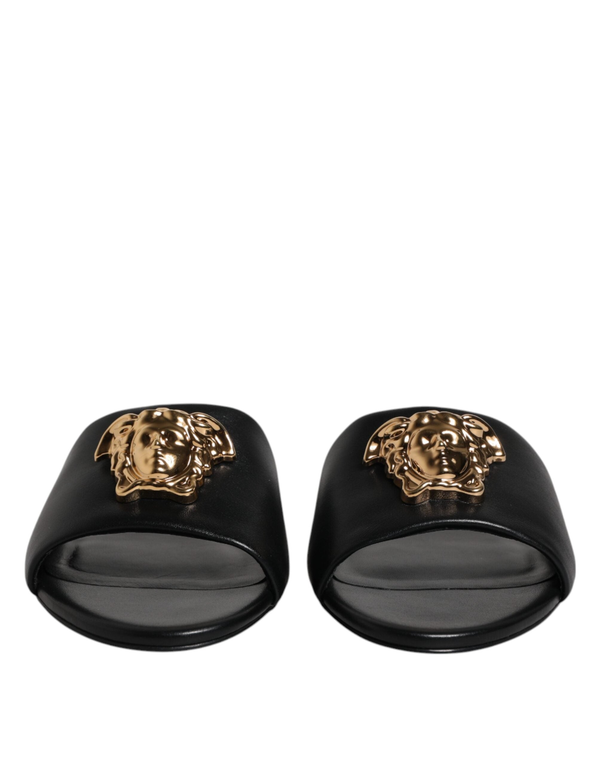 Sandalias planas Versace de cuero negro con placa del logotipo