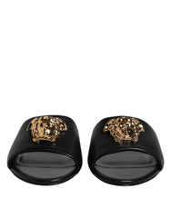 Sandalias planas Versace de cuero negro con placa del logotipo