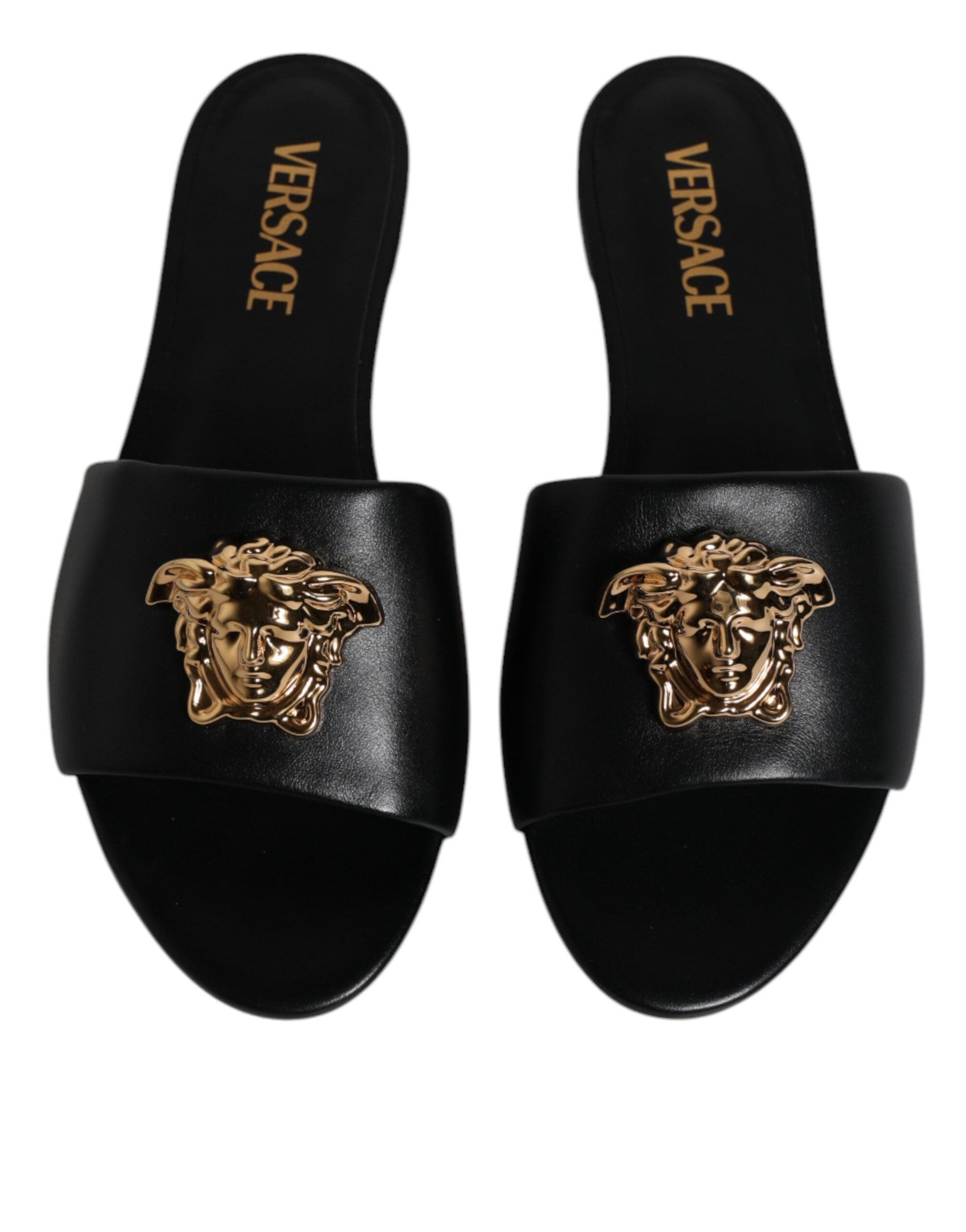 Sandalias planas Versace de cuero negro con placa del logotipo