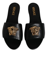 Sandalias planas Versace de cuero negro con placa del logotipo