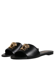 Sandalias planas Versace de cuero negro con placa del logotipo
