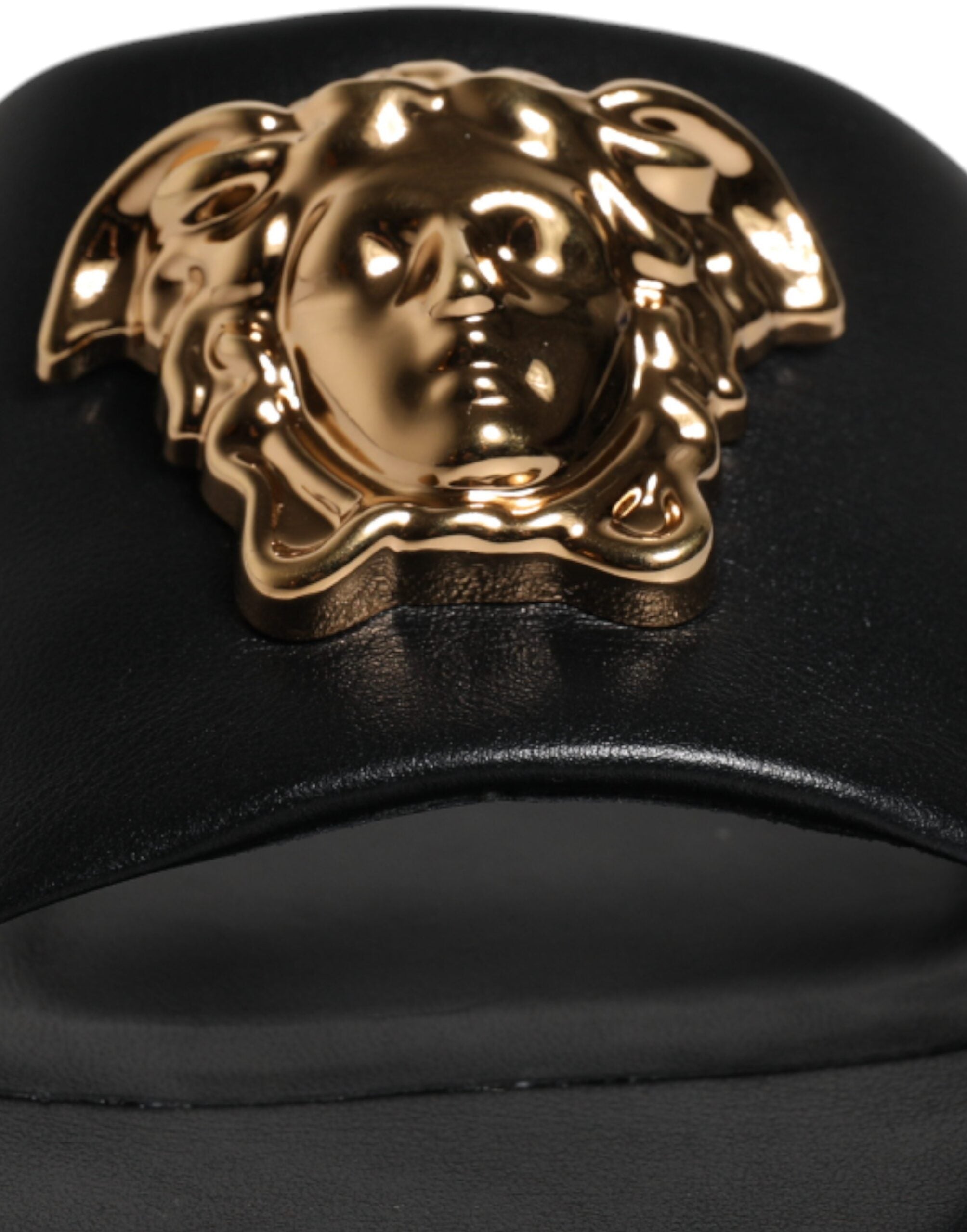Sandalias planas Versace de cuero negro con placa del logotipo