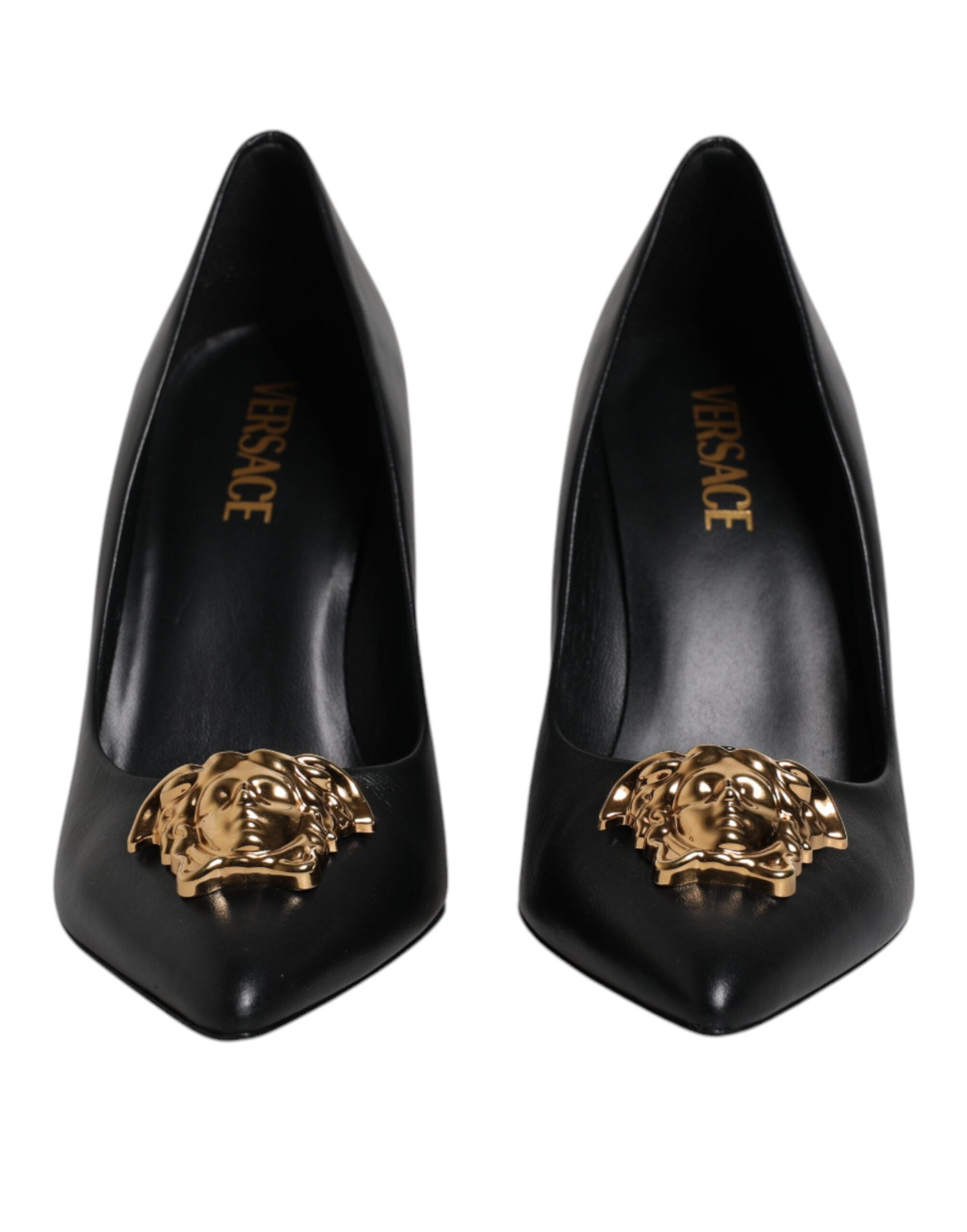 Zapatos de tacón alto con placa del logotipo de Versace en cuero negro