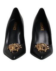 Zapatos de tacón alto con placa del logotipo de Versace en cuero negro