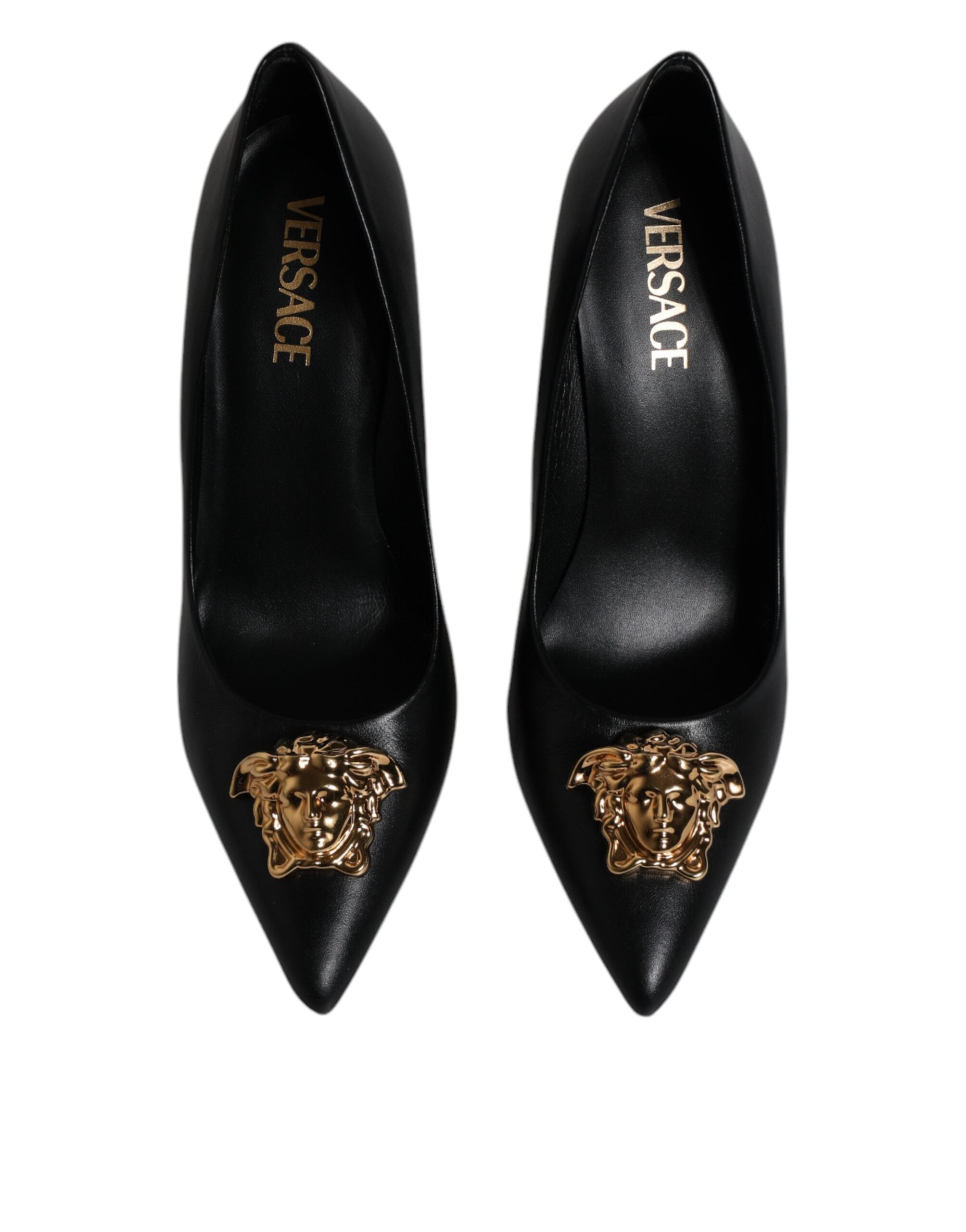 Zapatos de tacón alto con placa del logotipo de Versace en cuero negro