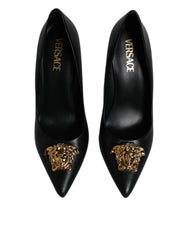 Zapatos de tacón alto con placa del logotipo de Versace en cuero negro