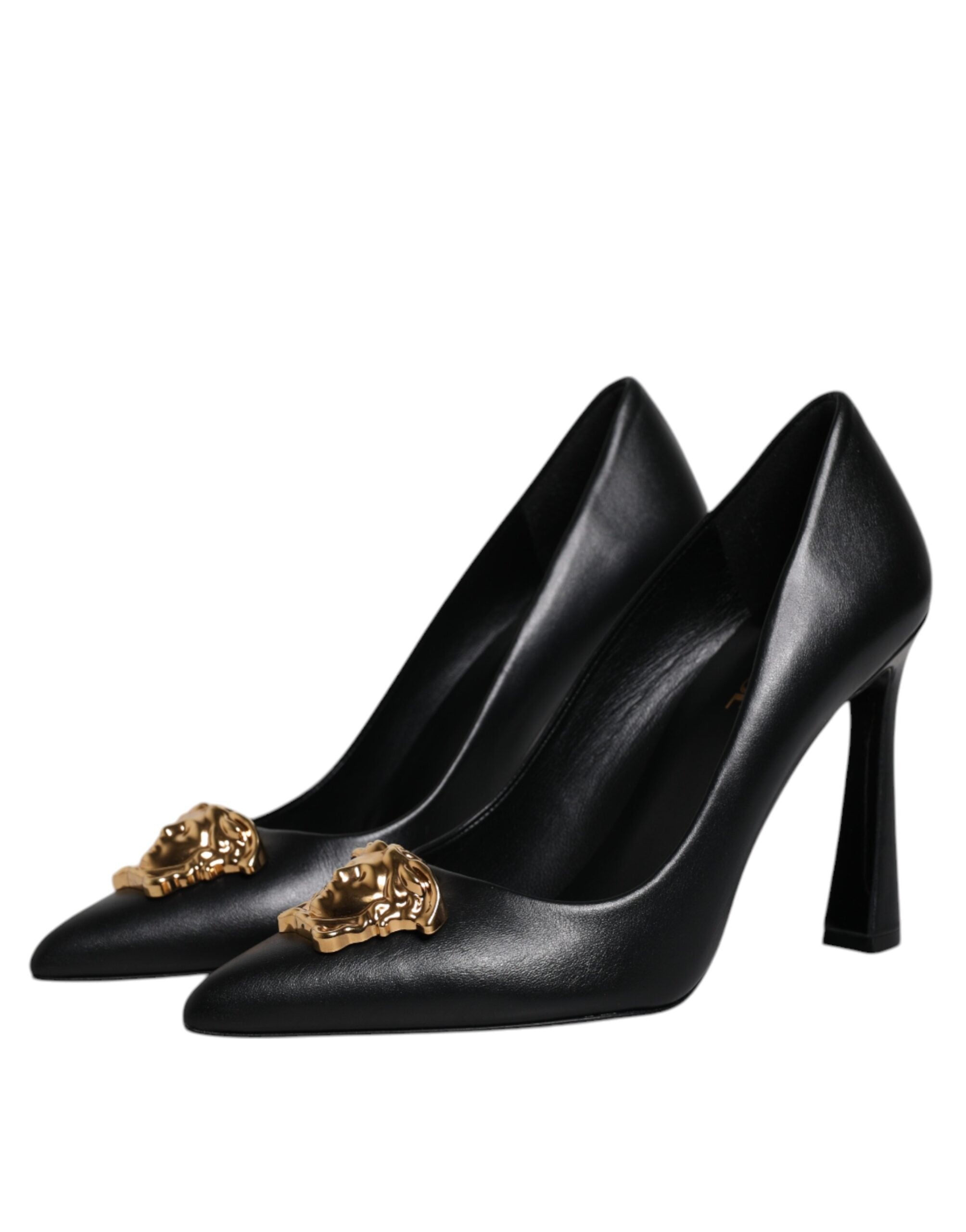 Zapatos de tacón alto con placa del logotipo de Versace en cuero negro