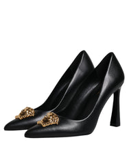 Zapatos de tacón alto con placa del logotipo de Versace en cuero negro