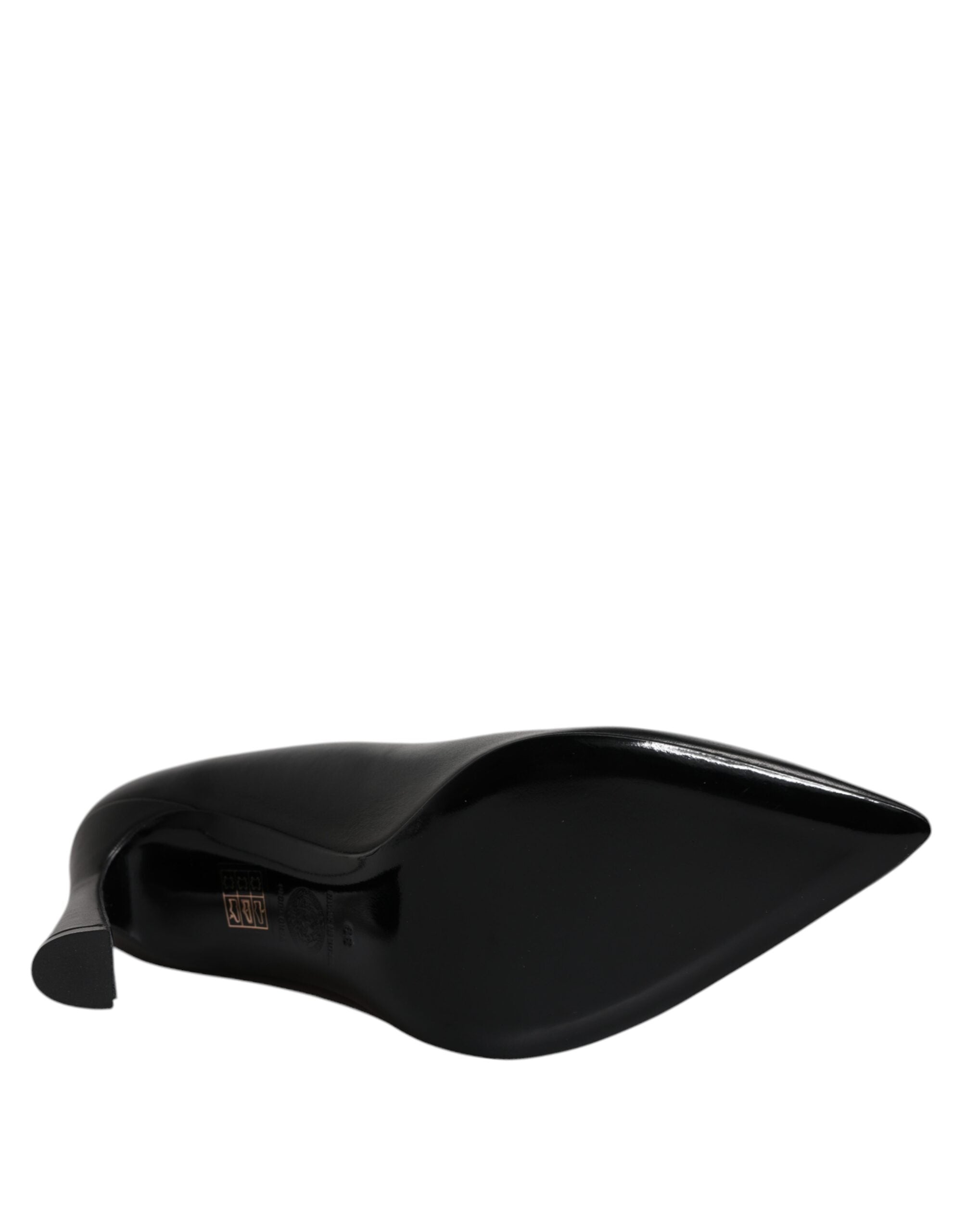 Zapatos de tacón alto con placa del logotipo de Versace en cuero negro