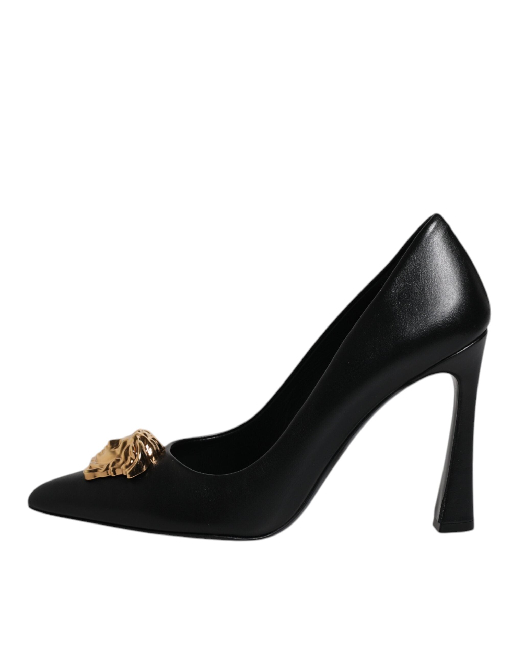Zapatos de tacón alto con placa del logotipo de Versace en cuero negro