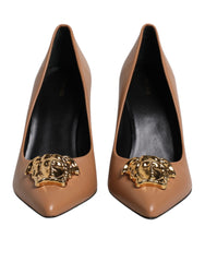Zapatos de tacón alto con placa del logotipo de Versace en cuero marrón