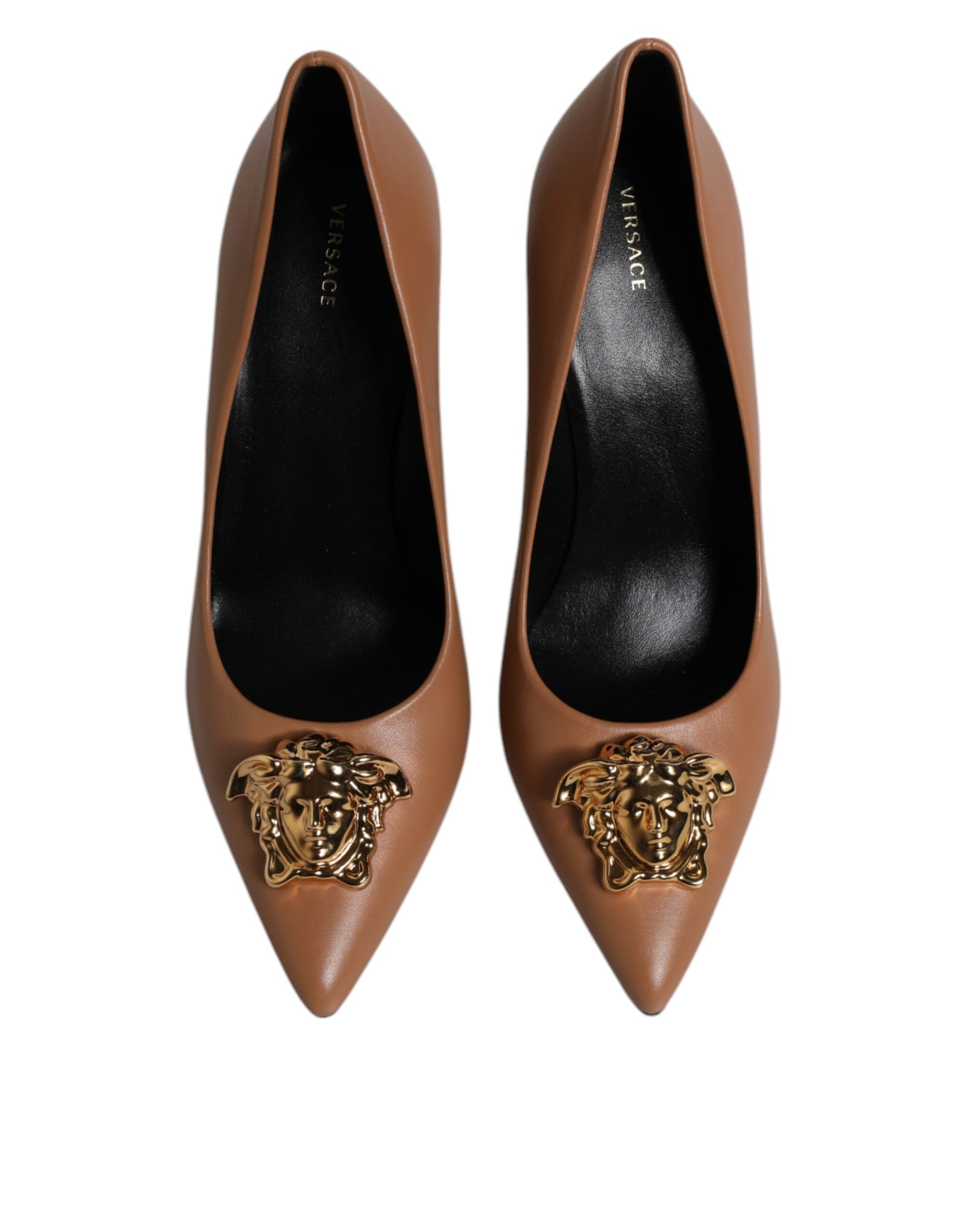 Zapatos de tacón alto con placa del logotipo de Versace en cuero marrón
