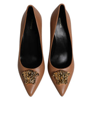 Zapatos de tacón alto con placa del logotipo de Versace en cuero marrón