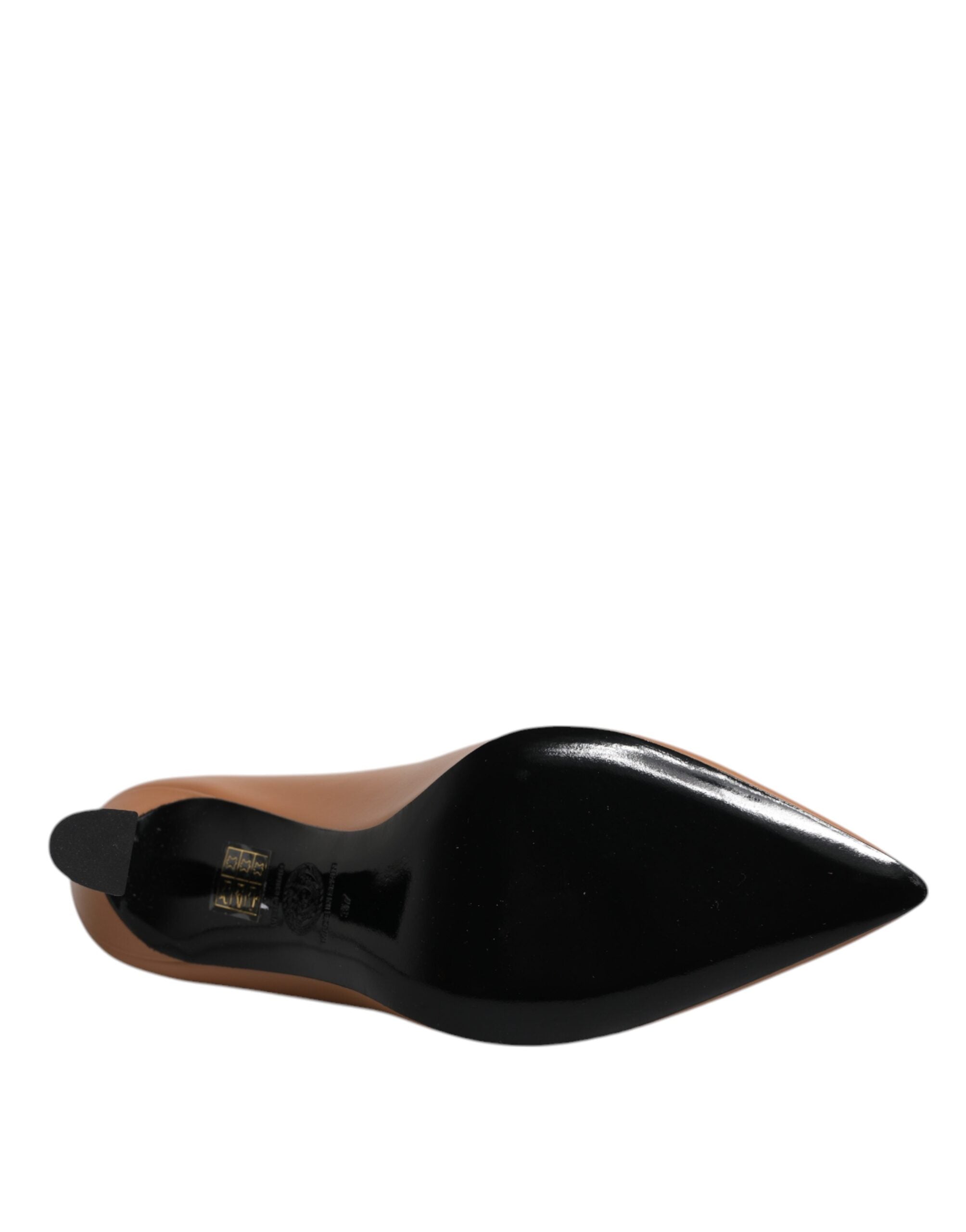 Zapatos de tacón alto con placa del logotipo de Versace en cuero marrón
