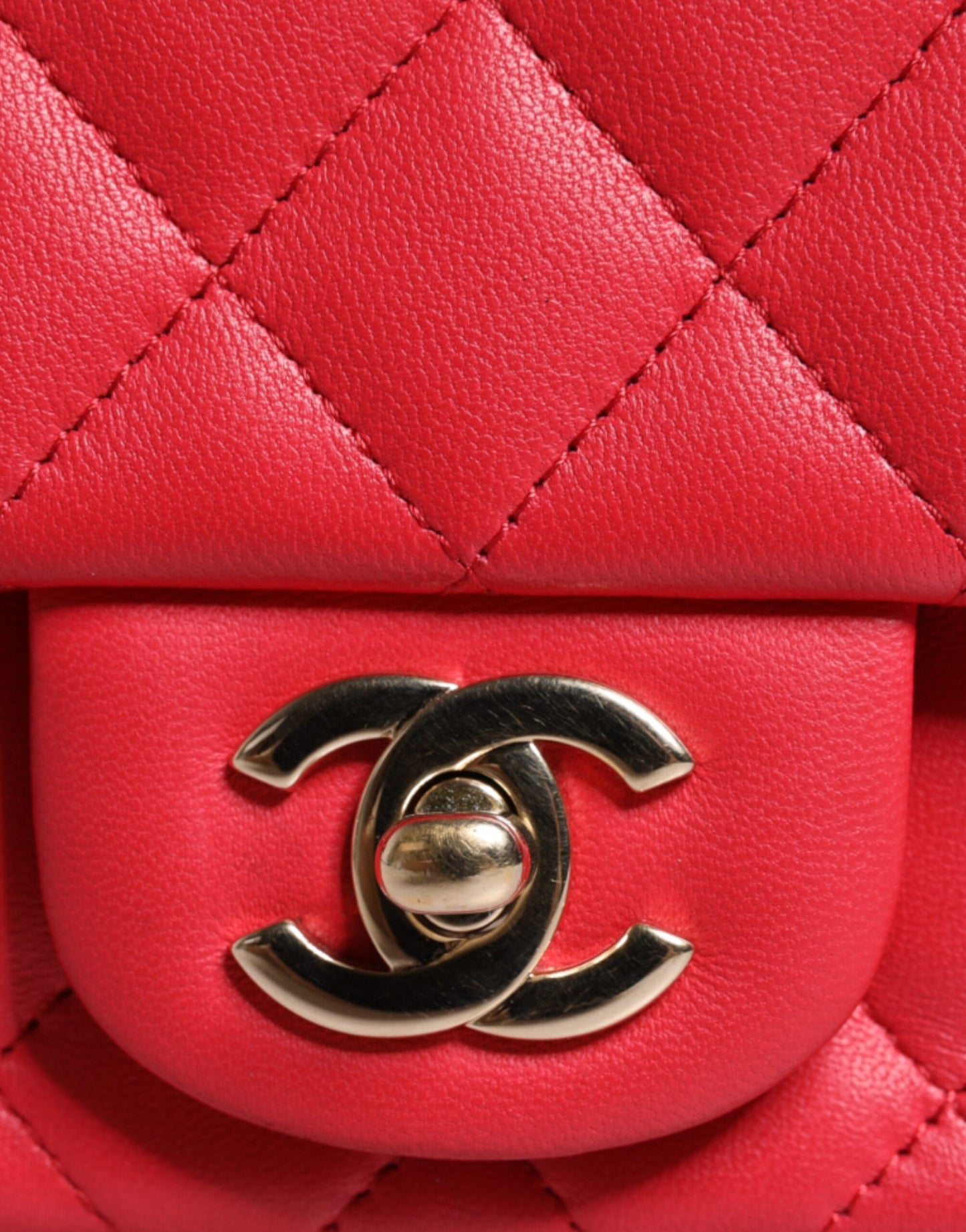 Minibolso Chanel de piel de cordero con cadena en color rosa Matelasse